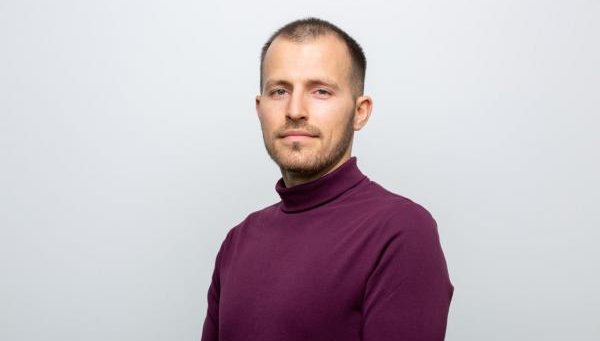 Искрен Митев - от депутатската банка на ППДБ право в касовото апаратче на Дарик