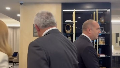 ГОРЕЩО В ПИК! Радев не може да търпи Демерджиев, подмина го демонстративно (ВИДЕО)