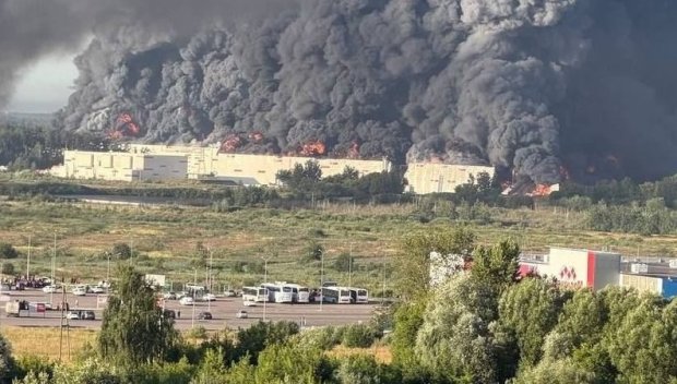 СТОТИЦИ ДРОНОВЕ: Седем загинали и огромен пожар край Москва след масирана украинска атака (ВИДЕО)