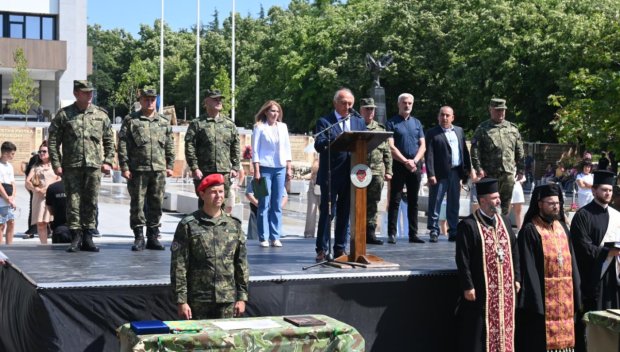 С тържествен ритуал в Стара Загора бе изпратен български военен контингент за участие в Стабилизиращите сили на НАТО в Косово (СНИМКИ)