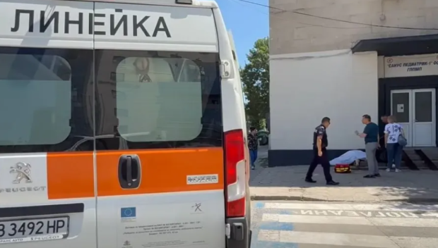 ЗЛОВЕЩА ГЛЕДКА! Възрастна жена издъхна на стълбите пред поликлиника (СНИМКИ)