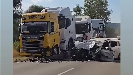 Жена, возеща се с вдигнати крака върху таблото, е пострадала в тежка катастрофа край Симитли