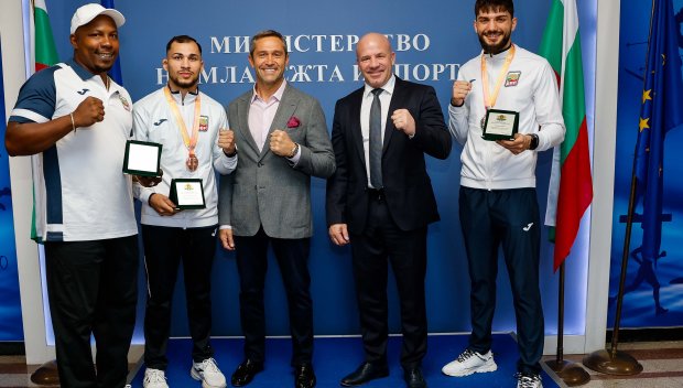 Министърът на младежта и спорта Енчо Керязов връчи почетни плакети на българските боксьори за отличното им представяне на Световната купа в Китай (СНИМКИ)