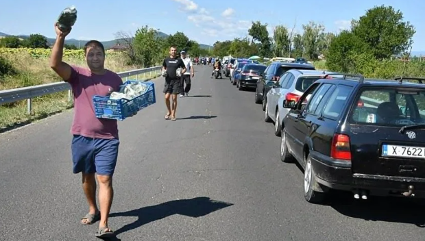 НЕВИЖДАНО: Земеделци черпят с краставици на протест (СНИМКИ)