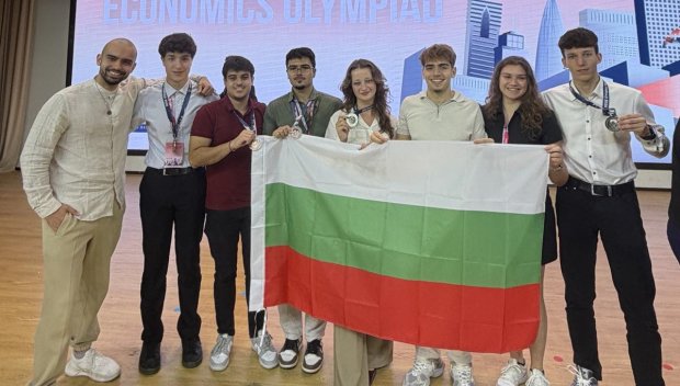 Български ученици се върнаха с медали от олимпиада в Китай (СНИМКИ)