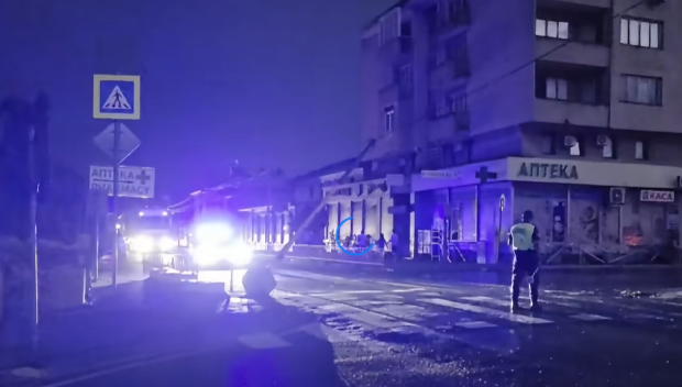 ТЕЖКА НОЩ: Ураганен вятър събори светофар в Кресна, активираха BG-ALERT