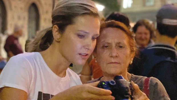 Майката на Ирина Диамант спретна див скандал в банков офис - клиенти и служители се хванаха за главата