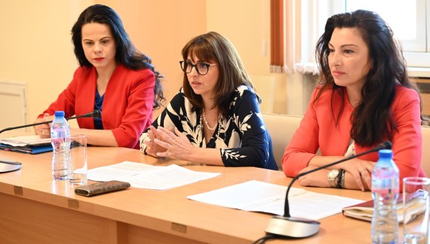 Министър Ефремова: Застаряването на населението ще увеличава нуждата от грижи за възрастни и хора с увреждания