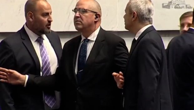 ЕКШЪН В ПАРЛАМЕНТА! Петър Стойчев и Костадин Костадинов почти стигнаха до бой - намесиха се квесторите (ВИДЕО)