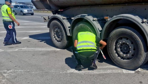 Претоварен с над 4 тона камион спряха полицаите на пътя