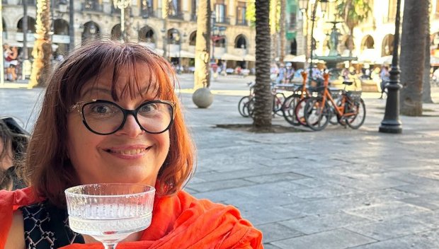 САМО В ПИК И РЕТРО: Миглена Ангелова завъртя бизнес, продава тениски по 50 евро (СНИМКИ)