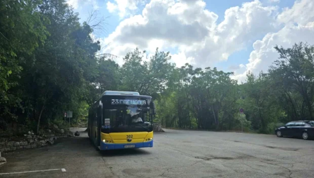 ПРИ 37 ГРАДУСА ЖЕГА: Шофьор на автобус свали дете със специални потребности край Плевен заради изтекла карта