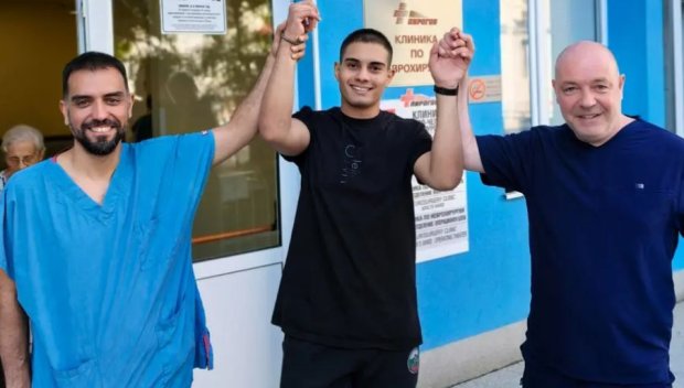 Лекари спасиха 15-годишния Алекси от парализа на всички крайници и опасност за живота