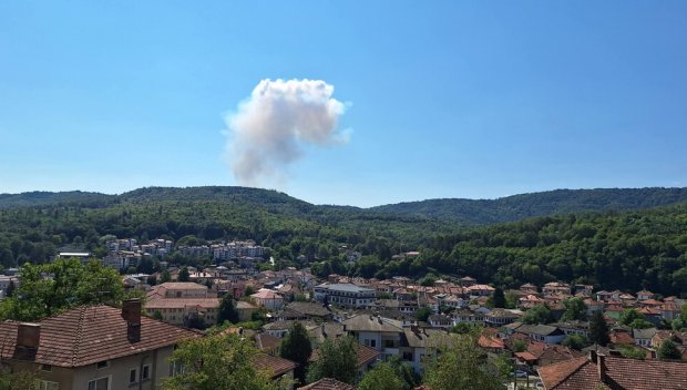 ИЗВЪНРЕДНО: Взривове в завода за боеприпаси до Трявна