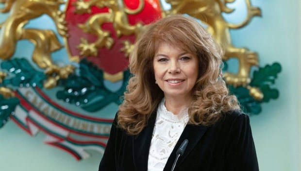 Йотова: Бъдещето на младите хора зависи от нашата отговорност към тях