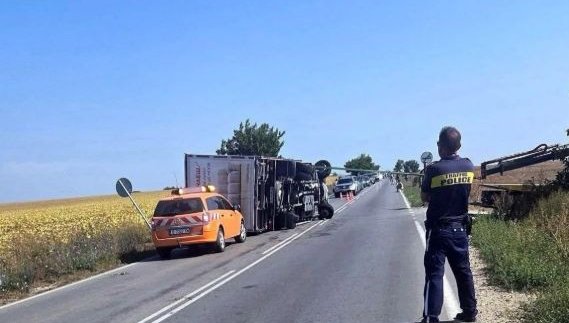 Камион блокира пътя между Орешак и Осеново