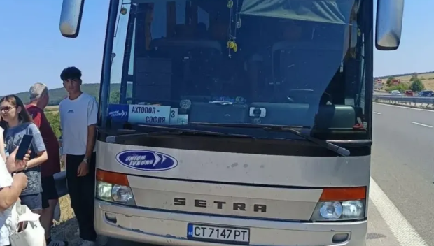 Пътници преживяха кошмар с аварирал на два пъти автобус по линията Ахтопол - София (СНИМКИ)