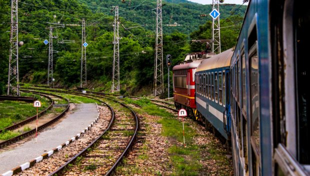 Кола падна на жп линията между Курило и Реброво, жена е в тежко състояние