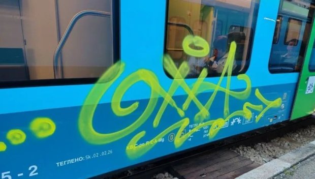 Вандали посегнаха на новите мотриси Шкода дни след пускането им