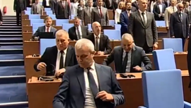 ПЪРВИ СКАНДАЛ В ПАРЛАМЕНТА ЗА НОВАТА СЕСИЯ: Костадинов и Възраждане бойкотираха химна на ЕС