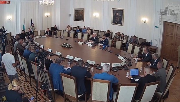 ПРЕМЕРИХА СИ.... ПУШКИТЕ: Пратиха Ивайло Мирчев да се бие на фронта за Украйна. Военният министър не иска съвети от сглобкаджии (ВИДЕО)