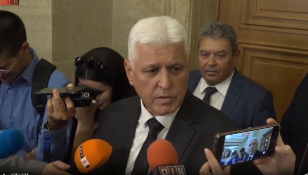 СТРАСТИ В ПАРЛАМЕНТА! Ивайло Мирчев се скри зад журналистите, за да слуша военния министър - ето какво се случи (ВИДЕО)