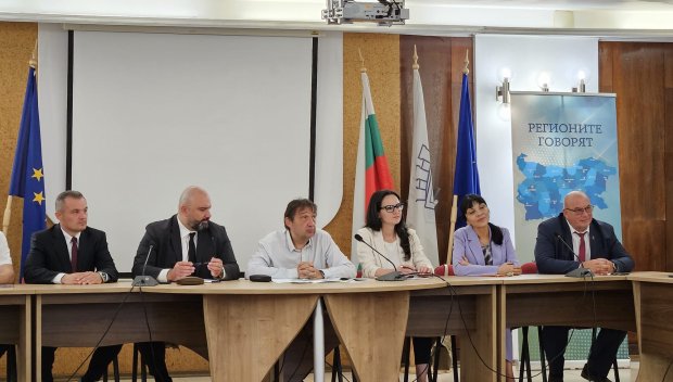 Регионалният министър връчи чек за 3 800 000 евро на община Русе (СНИМКИ)