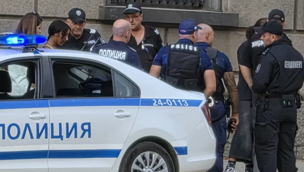 Тийнейджъри се сбиха пред парламента, намеси се полиция (СНИМКИ)