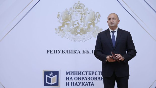 Румен Радев към отличниците зрелостници: Вашият успех е огромен успех и за България (СНИМКИ)