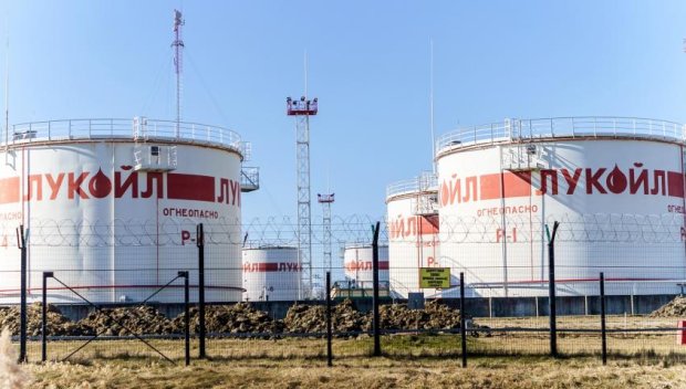 Проверяват Лукойл Нефтохим след 40 сигнала за миризма на нефт и газ в Бургас