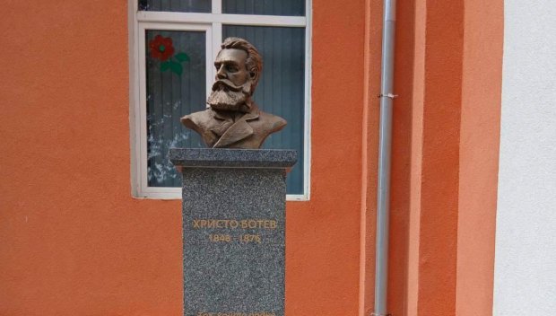 Откриват паметник на Христо Ботев в училището в Батановци