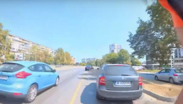 Кола се качи на тротоар и блъсна пешеходец във Варна