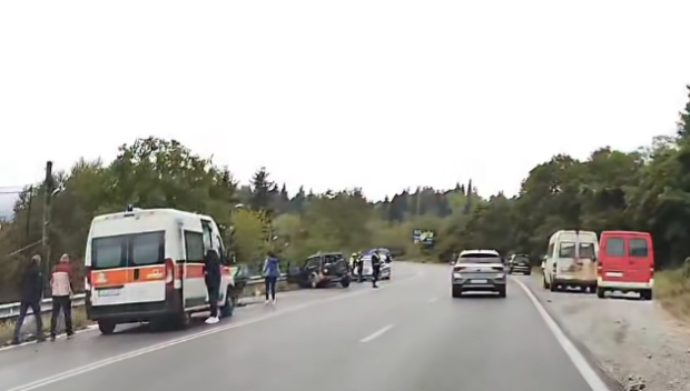 ПАК КАТАСТРОФА НА ВЛАДАЯ: Удариха се кемпер и коли, има пострадали (ВИДЕО)