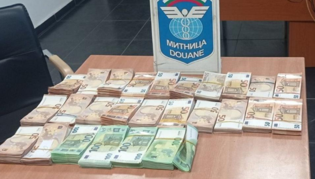 Хиляди евро и долари, скрити в обувки и багаж, откриха на „Капитан Андреево“