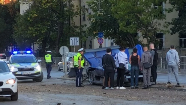 ЕКШЪН! Спортен автомобил помля загражденията на столичен булевард