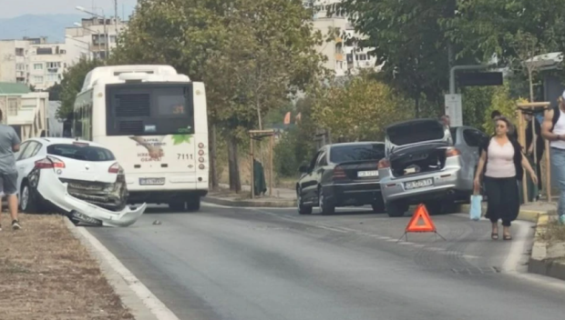 Катастрофа на спирка затруднява градския транспорт в София