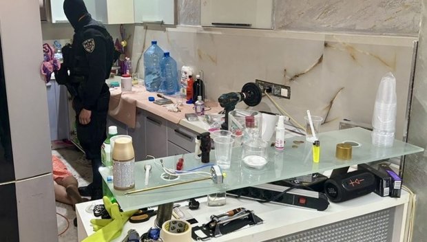 Разбиха лаборатория за производство на синтетични наркотици в Сливен (СНИМКИ)