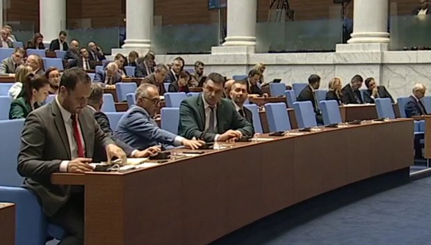 Драма в НС! Прекратиха временно заседанието заради технически проблем