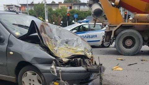 Тежка катастрофа с бетоновоз край Пловдив
