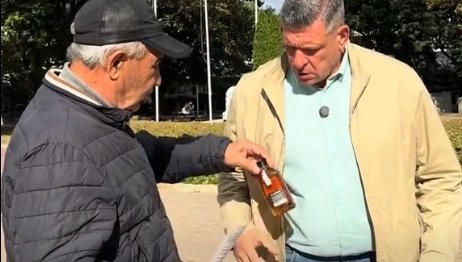 КУЛТОВО: Пенсионер причака Кандев с патронче ракия. Кандидат-вицето: Как го измъкна от джобътъ (ВИДЕО)