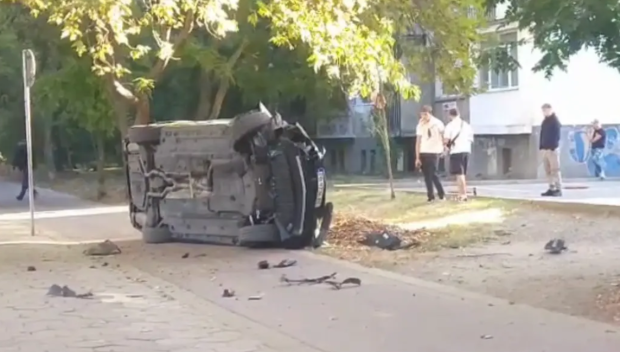 Млад шофьор се преобърна край спирка в Пловдив