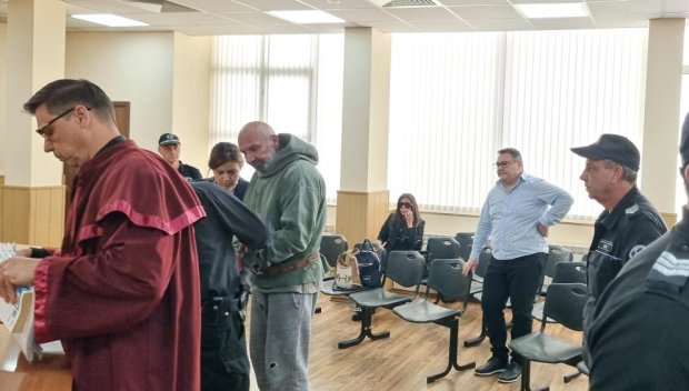 Славчо Мегеров влезе в съда окован и безмълвен