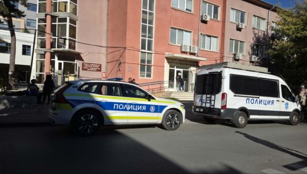 Акция на полицията в УМБАЛ „Св. Георги“ в Плодвив, разследват източване на средства от НЗОК (СНИМКИ)