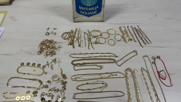 Хванаха румънка с кило злато на Капитан Андреево, скрито в елек