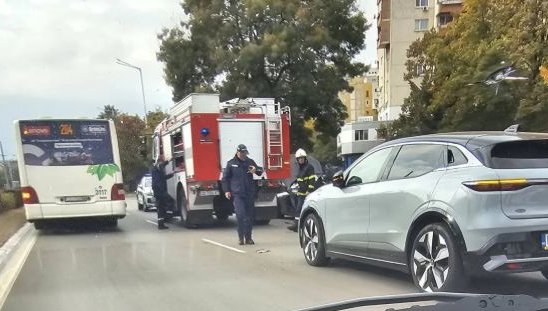 Катастрофа предизвика голямо задръстване на бул. България в София, има полиция и пожарна