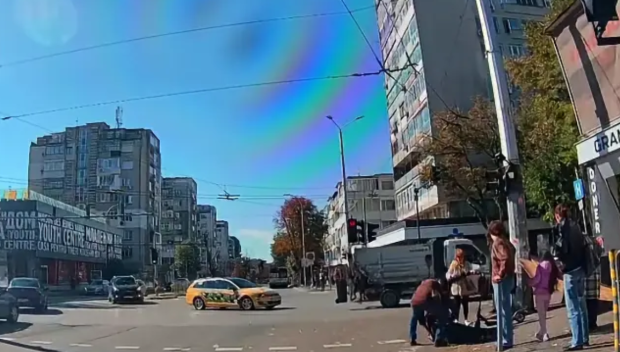 Плоскост от строеж се стовари върху жена във Варна (ВИДЕО)