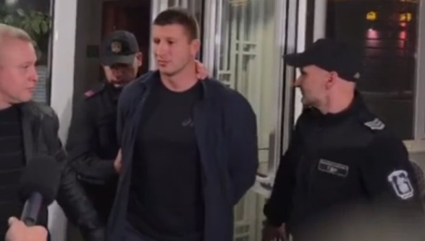 ИЗВЪНРЕДНО В ПИК! Изведоха с белезници служителя на НСО, нападнал Соня Колтуклиева (ВИДЕО)