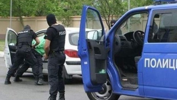 Задържаха автоджамбази в гараж за разфасоване на коли (СНИМКИ)