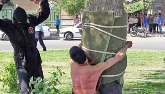 В Индонезия мъж и жена понесоха по 140 удара с бич за изневери и алкохол