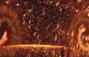 ритуал 500 години китай показаха огнено шоу железни искри
